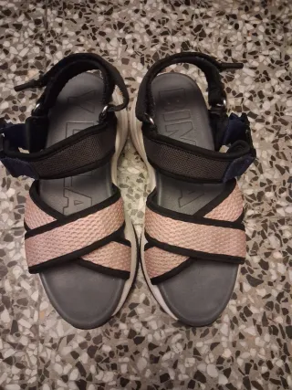 Sandalias Bimba y Lola negras y rosas