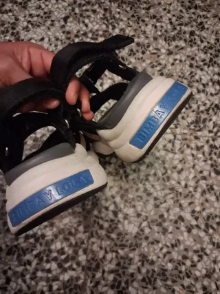 Sandalias Bimba y Lola negras y rosas