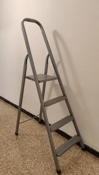 Escalera plegable gris