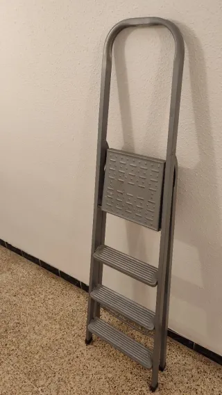 Escalera plegable gris