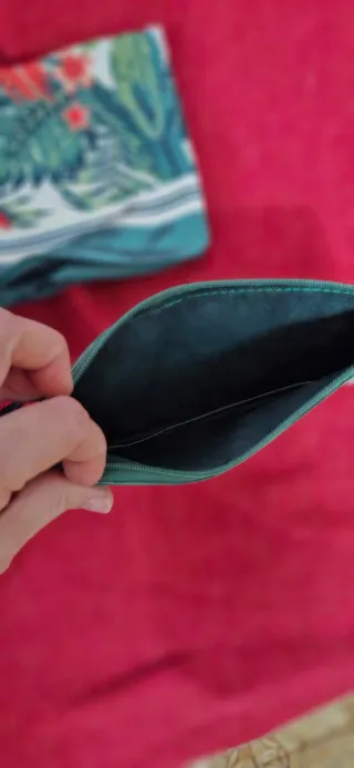 Elegante foulard con pochette floreale