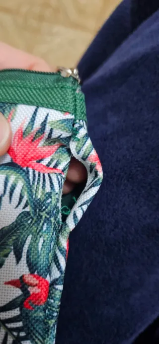 Elegante foulard con pochette floreale