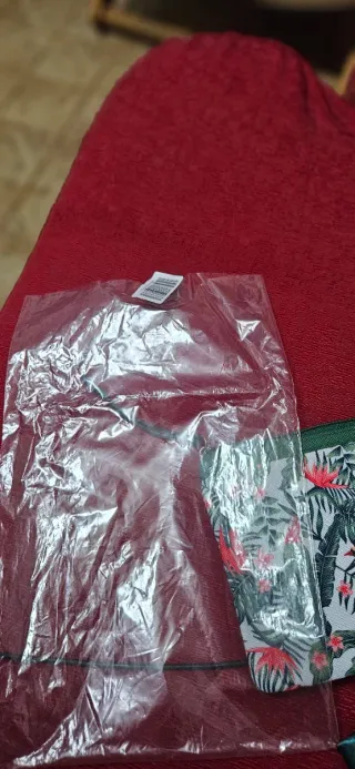 Elegante foulard con pochette floreale