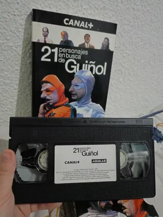 21 Personajes en Busca de Guiñol VHS + LIBRO