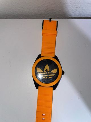Reloj Adidas Santiago ADH2845 con correa naranja.