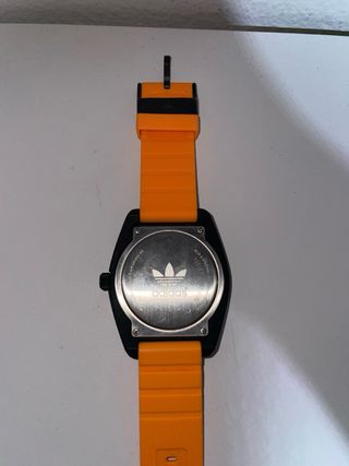 Reloj Adidas Santiago ADH2845 con correa naranja.