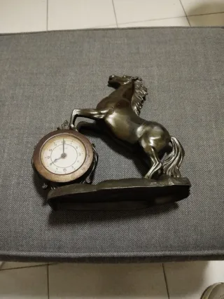 Orologio da tavolo cavallo da riparare