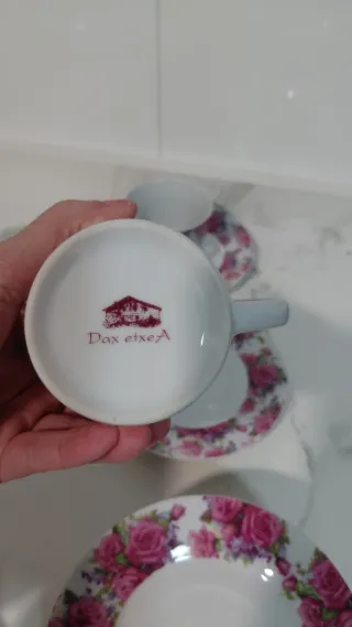 Juego de café de porcelana. 9 tazas y platos