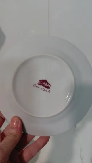 Juego de café de porcelana. 9 tazas y platos