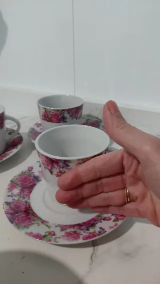 Juego de café de porcelana. 9 tazas y platos