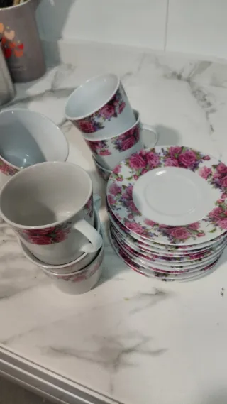 Juego de café de porcelana. 9 tazas y platos
