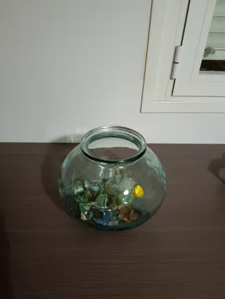 Pecera de cristal con adornos