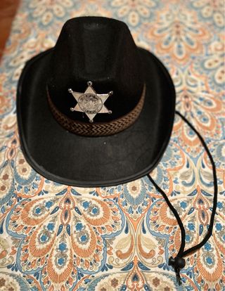 Sombrero de fieltro de sheriff con insignia