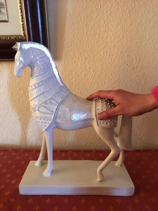 Caballo de resina blanco y plateado