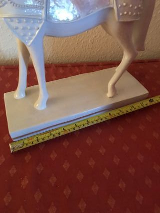 Caballo de resina blanco y plateado