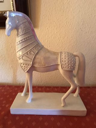 Caballo de resina blanco y plateado