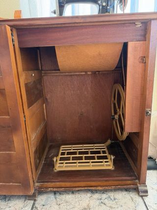 Máquina de coser Alfa antigua pedal con mueble