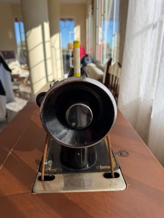 Máquina de coser Alfa antigua pedal con mueble