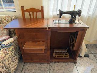 Máquina de coser Alfa antigua pedal con mueble