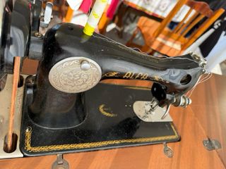Máquina de coser Alfa antigua pedal con mueble