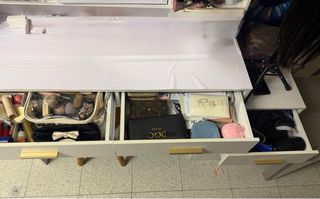 Tocador blanco con espejo y cajones