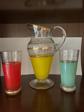 Jarra y vasos de cristal con detalles dorados