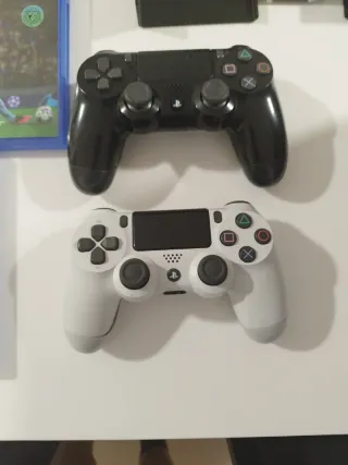 PS4 Slim 1TB + 5 Juegos + 2 Mandos + Soporte pared