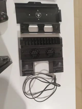 PS4 Slim 1TB + 5 Juegos + 2 Mandos + Soporte pared