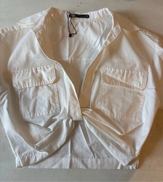 Camisa Zara blanca cruzada con bolsillos