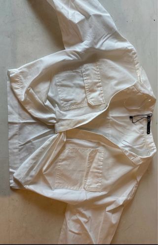 Camisa Zara blanca cruzada con bolsillos