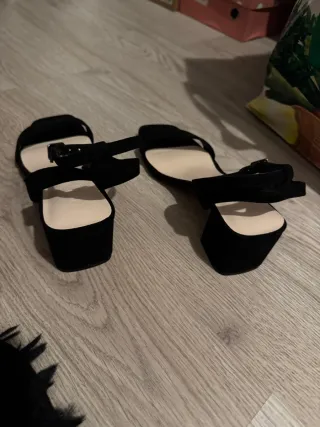 Sandalias Only tacón bajo negras