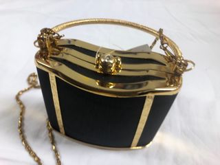 Bolso de fiesta Initial negro y dorado
