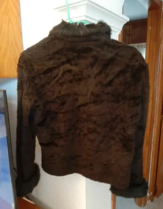 Abrigo corto marrón con pelo