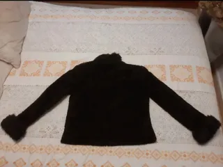 Abrigo corto marrón con pelo