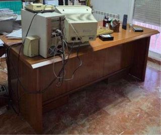 Escritorio grande de madera y plástico