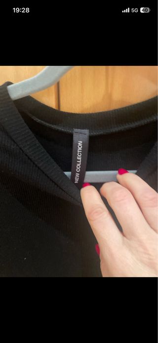 Camiseta negra con mangas de tul