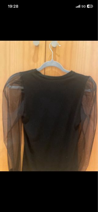 Camiseta negra con mangas de tul