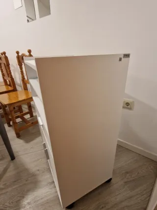 Mueble de almacen blanco