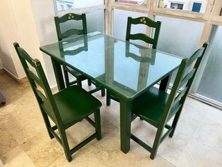 Mesa de comedor verde con 4 sillas