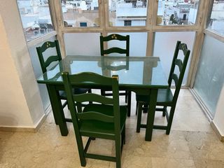Mesa de comedor verde con 4 sillas