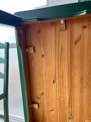 Mesa de comedor verde con 4 sillas