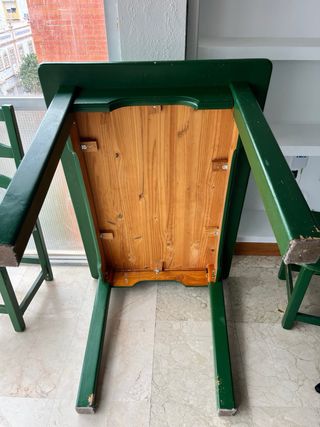 Mesa de comedor verde con 4 sillas