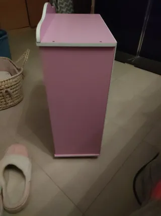 Armario infantil rosa y blanco