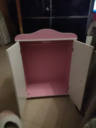 Armario infantil rosa y blanco