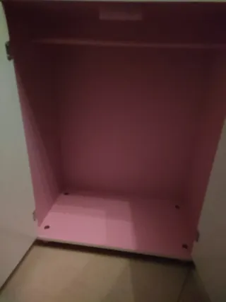 Armario infantil rosa y blanco