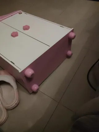 Armario infantil rosa y blanco