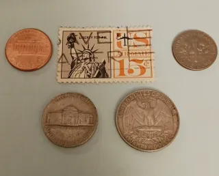 Monedas USA y Sello Postal