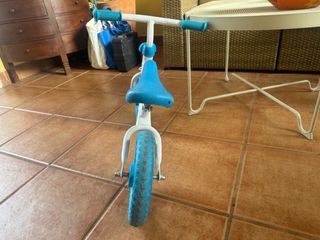 Bicicleta de equilibrio infantil azul