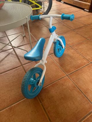 Bicicleta de equilibrio infantil azul