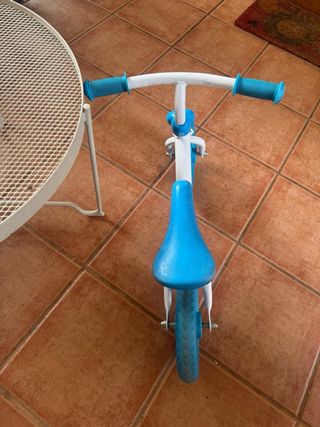 Bicicleta de equilibrio infantil azul